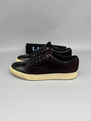 Lanvin Dbb1 Patent Cap Toe Sneaker Burgundy | 46 - Mycket fint skick. Lanvin sneakers i burgundy/vinröd färg, dustbag ingår.