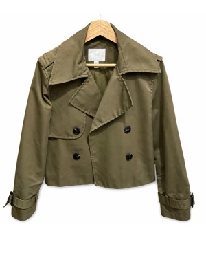 Kort grön trenchcoat från H&M - Snygg kort trenchcoat i olivgrön och passar XS-M, dubbelknäppning och justerbara ärmslut. Jackan har en klassisk look och är tillverkad i ett kraftigare tyg som ger struktur. Perfekt för dig som vill ha en trendig och tidlös jacka till din garderob.
