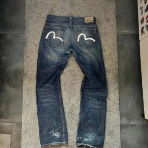Evisu jeans blå med målad bakficka - Schysta Evisu x Puma jeans som är rare, svåra att få tag på detta par. De är feta washed/färg. Puma Evisu Collab🔥Skriv gärna till mig angående funderingar och frågor! De är uppsydda efter att bilderna togs, så de är lite kortare i verkligheten. De passar 170-175 cm. 