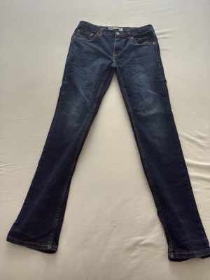 Levis jeans blå för barn 11-12 - Säljer min Levis jeans jag har använt den 3 gånger allt är bra inget är sönder pris kan diskuteras 