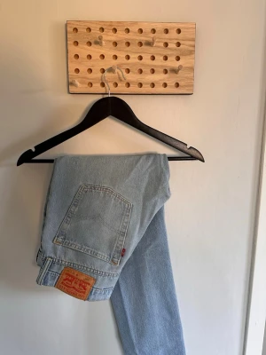 Ljusblå Levi's 501 jeans - Klassiska ljusblå Levi's 501 jeans i rak och klassisk modell med snygg tvätt och tidlös passform. Inga större slitage eller skador