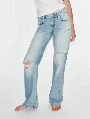 Ljusblå slitna raka jeans från Zara  - Säljer ett par ljusblå jeans med raka ben och slitningar på låret och knät. Jeansen har klassisk femficksmodell och hög midja. Jag har precis köpt de här så de har aldrig använts. Skynda att köpa innan jag returnerar dom tillbaka till Zara!! Pris kan diskuteras ❣️