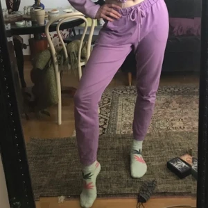 Syrénlila hoodie och sweatpants set - Syrénlila set från ASOS i storlek EU 36 (S). Lagad på ett ställe bak på byxan. På sista bilden ser ni hur byxorna sitter på. Säljs som paket eller enskilt för föreslaget pris. OBS - ingen patch som på bilden, men kan fästa en Alien-patch