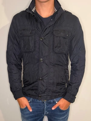 Moncler  - Tja säljer nu denna Moncler jacka! Jackan har knappar som jag använder då dragkedijan är seg. Den har även litet små hål som man dock inte ser. Hör gärna av dig vid frågor!😀🤝