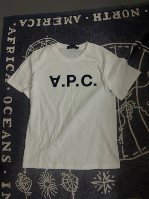Apc t shirt  - Säljer denna feta Apc t shirt i storlek S, säljer för jag inte använder den längre, skriv om fler frågor osv!!