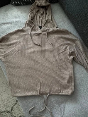 Sett - Super fint brun beiget sett köpt på Gina tricot. 🩷 Fint skick förutom några få fläckar på dem som man ser på sista bilden. All övrig info står nedanför. 💌