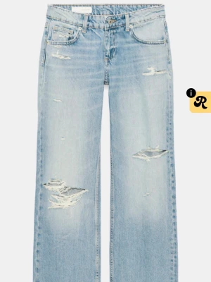 Ljusblå slitna raka jeans - Säljer ett par ljusblå jeans med raka ben och slitna detaljer på både lår och knän. Helt nya! I storlek 34! Slutsålda jeans från Zara. Jeansen har klassisk femficksmodell, normal midja och är tillverkade i denim. Perfekta för en avslappnad och trendig look.