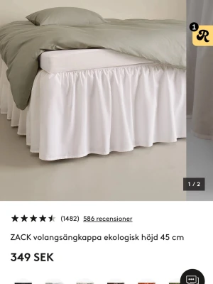 Vit volangsängkappa från Jotex - Säljer en vit volangsängkappa från Jotex, ekologisk och med en höjd på 45 cm. Sängkappan är i storlek 90x200 + 45 cm höjd. Helt ny och oöppnad förpackning. Säljer då jag skulle använda den i min nya studentlägenhet men insåg när ja kom dit att den inte skulle passa.