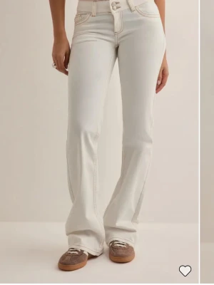 Vita bootcut jeans med kontrastsömmar Nelly - Säljer dessa vita jeans från Nelly. Aldrig använda, endast testade. Storlek 36. Prislappen kvar. 