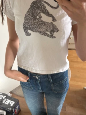Vit t-shirt med leopardtryck - Säljer en vit t-shirt med ett stort leopardtryck framtill