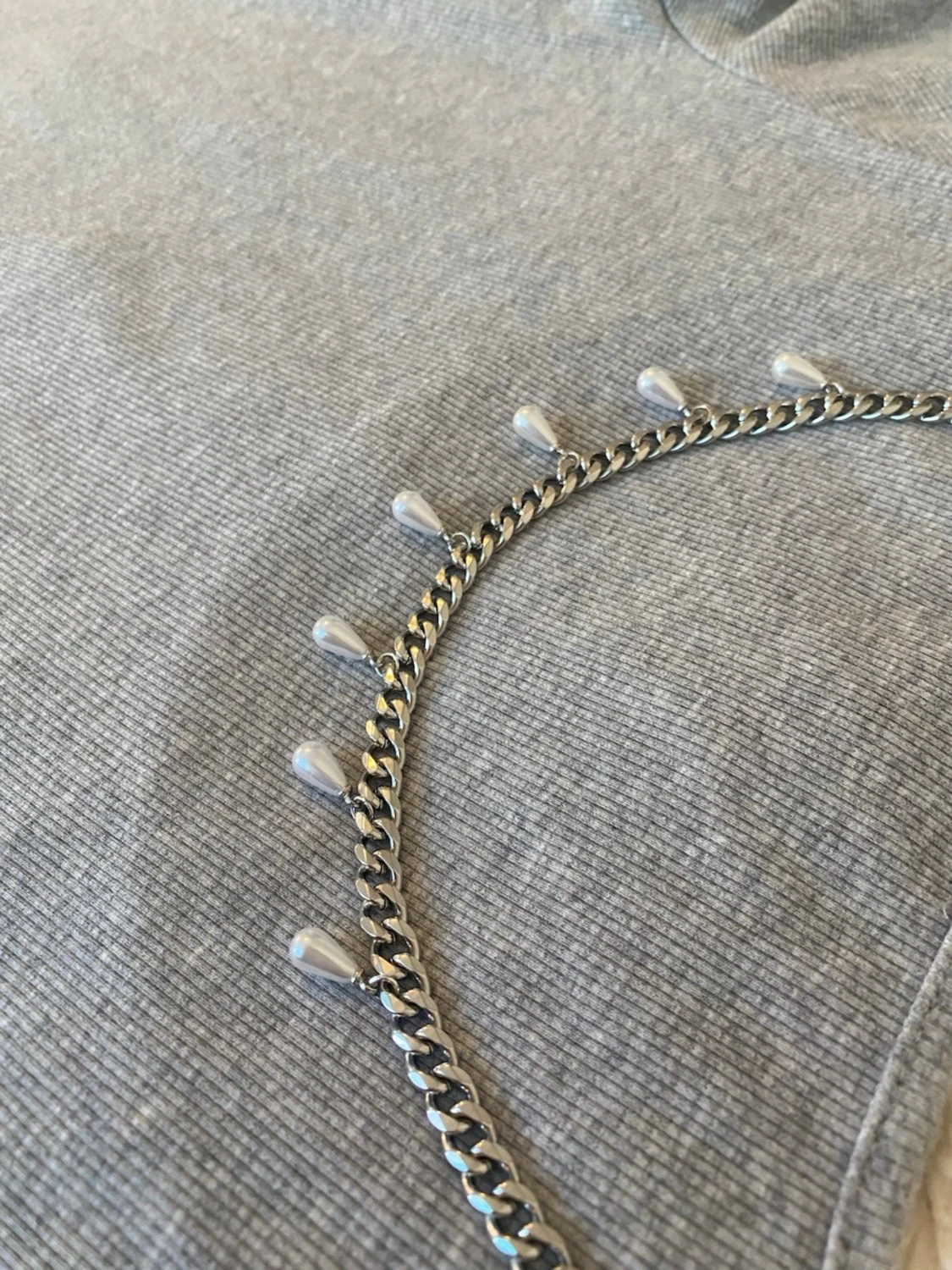 Silverfärgat halsband med pärldroppar - 2