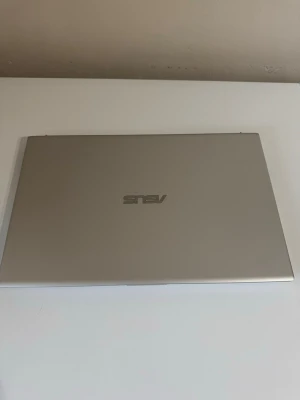 Silverfärgad ASUS bärbar dator - Snygg och stilren bärbar dator från ASUS i silverfärgat metallchassi. Tunn och smidig design som passar perfekt för studier eller arbete. Modellbeteckning X512D. Enkel att ta med sig och ser riktigt modern ut på skrivbordet.