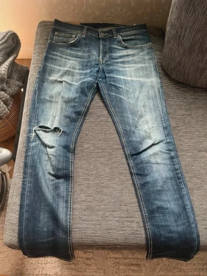 Dondup jeans - Modell mius/slim, reva vid vänstra benet