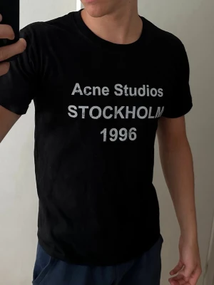 T-Shirt  - Svart Acne T-Shirt i mycket bra skick! Storlek: S 