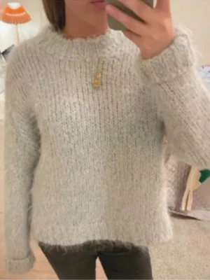 Mint grön mohair tröja - Säljer denna populära mohair tröjan ifrån HM😇 Tröjan är i fint skick och är ej krympt dock finns en väldigt svag fläck (bild 3) Köpt secondhand i nyskick för 700kr därav priset 😇 Säljer då jag har tröttnat på den🥹