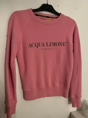 Acqua limone - Ny Acqua Limone sweatshirt, endast använd en gång som är som helt ny i skicket. Storlek xxs men inte liten i storlek skulle jag säga 