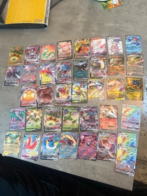 Samling Pokémon V,vmax GX-kort - .Priset på 1 kr är endast ett symboliskt pris för annonsen. Korten säljs inte för 1 kr totalt. Hur det fungerar:  Titta på bilderna och skriv till mig i chatten om du ser något kort du är intresserad av.  Lämna ditt bud eller fråga om skick/pris direkt i chatten.  När vi är överens om ett pris skapar jag en personlig annons till dig med rätt belopp så att du kan köpa tryggt via Plicks köp-knapp. Jag är väldigt snäll me priserna så ni vet 