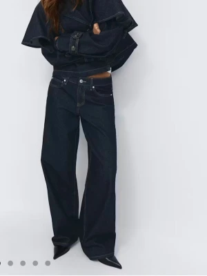 Low waist wide jeans  - Ett par jeans med låg midja som är raka i modellen med en vid passform. Jeansen är mörkblåa och är i god skick. Nypris är 499, skicka gärna prisförslag! Mått: midja=74    Full längd= 102 