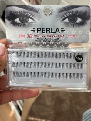 PERLA 3D individuella lösögonfransar - PERLA 3D Double Individual Lashes är handgjorda, supernaturliga lösögonfransar i svart. Fransarna är 10 mm långa och kommer i separata knippen för flexibel applicering. Perfekt för att skapa en fyllig och naturlig look. Tillverkade av syntetiskt material.