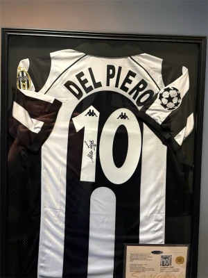 Juventus matchtröja Del Piero Signerad  - Säljer en klassisk svartvit Juventus matchtröja från Kappa med Del Piero och nummer 10 på ryggen. Tröjan är signerad och är från Säsongen 97/98. Samlarobjekt som har förvarats väl inglasad med UV-skydd. COA medföljer givetvis. Skickas snabbt📦