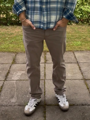 Helt nya jeans från Sand - Sjukt snygga beige/ljusbruna jeans chinos från Sand. Storlek W30/L30. Helt nya med tags kvar. Skriv vid frågor!