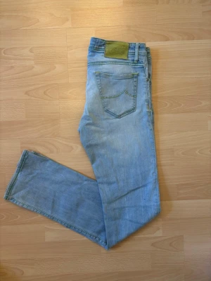 Jacob Cohen Jeans  - Snygga ljusblå jeans från Jacob Cohen i modell Type 620. Stilrena detaljer med gröna/gula sömmar och klassisk Jacob Cohen-design. Storlek 34 och i fint begagnat skick. Perfekta jeans för både vardag och lite mer uppklädda outfits. 👖 Hör gärna av er vid minsta fundering!