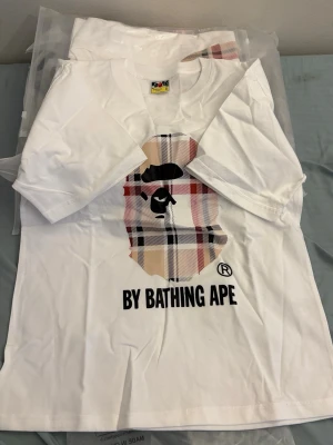 BAPE T-Shirt - Storlek: S, helt nya aldrig använt. 1 tröja för 300kr, DM ifall du vill köpa fler än ett. 😁