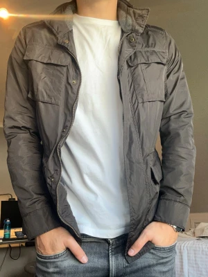 Massimo dutti jacka  - Elegant brun/grön fieldjacket från Massimo dutti, perfekt inför hösten! (Inbyggd blå luva du kan ta ut, bild 4) Storlek: S  Pris: 600kr⭐️🤝