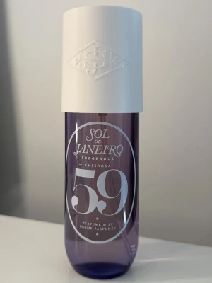 Sol De Janeiro Cheirosa 59 body mist - Säljer Sol De Janeiros Cheirosa nr 59 body mist. Som luktar super gott, sött och vaniljigt 🍨💜Den är även helt oanvänd bara ”testat” en gång.