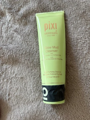 Pixi Glow Mud Cleanser 135 ml - Glow Mud Cleanser från Pixi, en ansiktsrengöring med glykolsyra och aloe Vera. Oöppnad. Köpt från Lyko. 