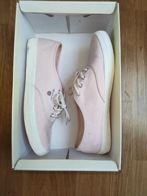 Ljusrosa sneakers från Gant - Snygga ljusrosa sneakers från Gant med klassisk låg profil och vita snören. Skorna har en vit sula och är tillverkade i canvasmaterial med diskret logga på sidan. Perfekta för en avslappnad och trendig look.