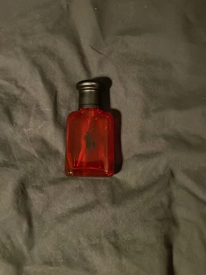 Ralph Lauren parfym 40ml - Säljer nästan oanvänd parfym 40ml go doft, 685 ny med doft av röd grapefrukt, tranbär och italiensk citron 