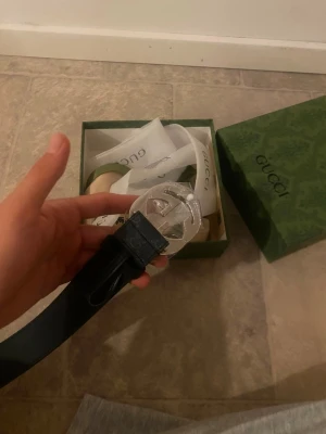 Svart skärp med silverdetalj från Gucci - Snyggt svart skärp från Gucci väldigt bra fungerar till alla outfit