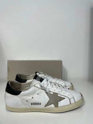 Golden Goose  - Säljer nu dessa Golden Goose, skriv för fler bilder/frågor🙌🏼