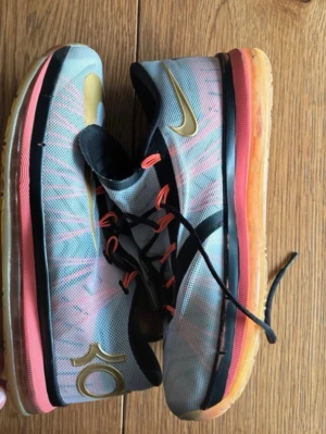 Nike KD 6 - Nike KD 6, storlek 45, mycket bra skick, lite stela och hård bubbla pga gammal modell