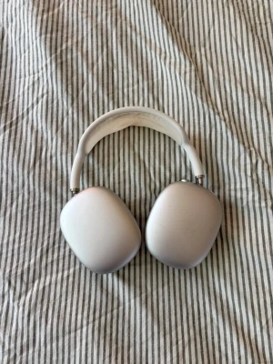 Airpods Max - Hörlurarna är väl använda och har lite repor men trots de så fungerar dom utan anmärkning. OBS det som inte tillkommer är laddkabel, orginalkartong samt smart case 
