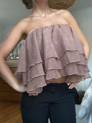 Flounce cropped topp - Säljer denna underbara topp från NAKD x Lovisa Wallin. Toppen har en croppad längd och volanger. Den har en bandeauskärning med en inre silikonkant och en dragkedjestängning på sidan. Prislapp kvar! Nypris - 499kr Priset går att diskuteras!  #trendig #nakd #festtopp #volangtopp #chic #autumn #fall #höst