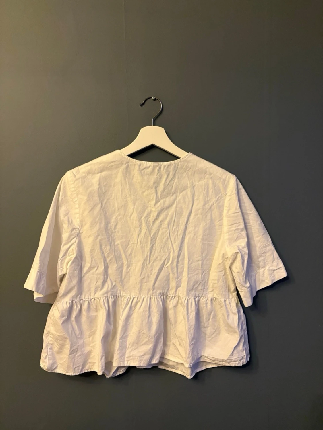 Vit blus med knytning från H&M Divided - 2