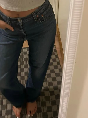 Mörkblå raka jeans med hög midja - As coola Levis Jeans. Har oftast storlek 38 M och de passar mig. Köpta i London för runt 1000-1500 kr. Använt 3 gånger.