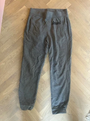 Grå mjukisbyxor Armani - Grå mjukisbyxor från Armani exchange