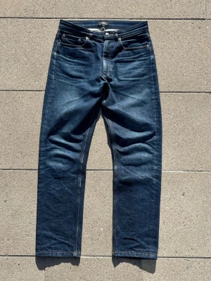 A.p.c. Raw denim jeans - Säljer ett par raw denim jeans från Apc, i storlek 29, de har redan fått fina fades vid knävecken och på bakfickorna, de har inga hål eller defekter, om ni har någon fråga eller fundering är det bara att höra av er!
