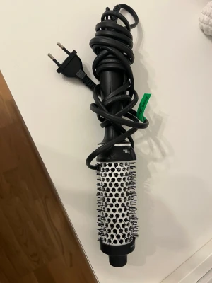 Björn Axén värmeborste  - Björn Axén värmeborste i storlek 38 mm som är i princip helt ny. Använd max 3 gånger och ligger bara hemma utan att komma till användning. Pris kan diskuteras!