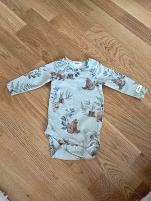 Newbie body stl 56 - Body från Newbie med gulligt motiv i storlek 56. I superbra skick, endast använd 1 gång innan den blev för liten. 