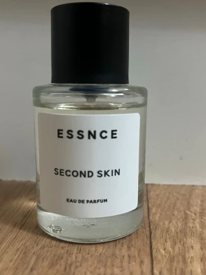 Essnce - Second Skin - En parfym som jag inte använder alls, har testat några få gånger men ingen doft för mig (se bild hur mycket det är kvar) köpt detta år 🤗 