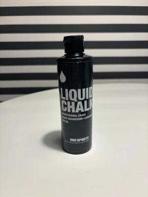 Liquid Chalk från MM Sports 250 ml - Använd en gång.Säljer en flaska Liquid Chalk från MM Sports, 250 ml. Perfekt för träning som styrkelyft, klättring eller gymnastik. Flytande magnesiumkarbonat som ger bra grepp och minskar svettiga händer. Svart plastflaska med vit text.