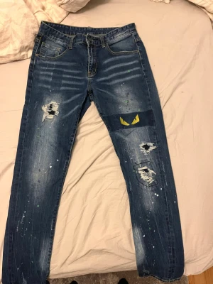 Fendi jeans  - Sköna jeans har använt dom 2 gånger allt som allt men dol ligger bara i garderoben då mina andra är lite mer neutrala, men ass snygga brallor 