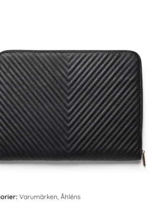 Svart quiltad datorväska Åhléns  - Stilren svart datorväska med quiltat mönster i chevron-stil. Väskan har dragkedja i guldton och är tillverkad i ett konstlädermaterial. Perfekt för att bära med sig laptopen på ett snyggt sätt. Nypris 300kr Åhléns💕storlek 34x25