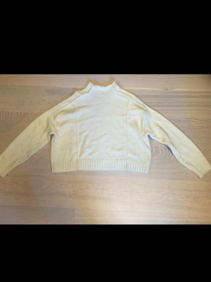 Stickad tröja  - Jätte snygg stickad tröja från Zara med coola detaljer!! Knappt använd 