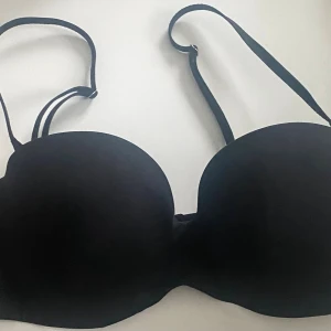 Balconette BH från Lindex i strl 75C - Svart Balconette BH från Lindex i strl 75C, är en sådan man kan tvätta i tvättmaskin utan att kanterna ”viker” sig. Säljes pga att den ej kmr till användning längre. Kan fraktas eller mötas upp i Göteborg. Finns på fler sidor!