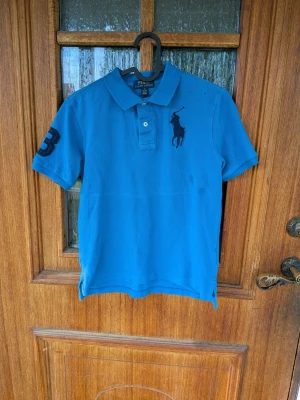 Vintage Ralph Lauren piké - Tjena! Jag säljer en riktigt snygg vintage Ralph Lauren piké!😁 Den är i mycket bra skick men har några hål! Den är självklart äkta✅ Skicka om du har några frågor☺️